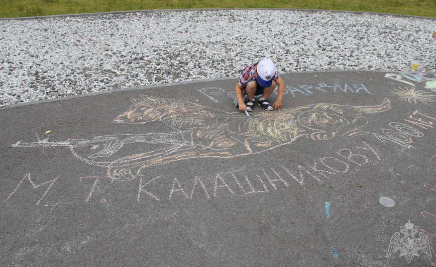 В Тюмени сотрудники росгвардии провели конкурс детского творчества, посвященный 100-летию со дня рождения легендарного конструктора Михаила Калашникова.