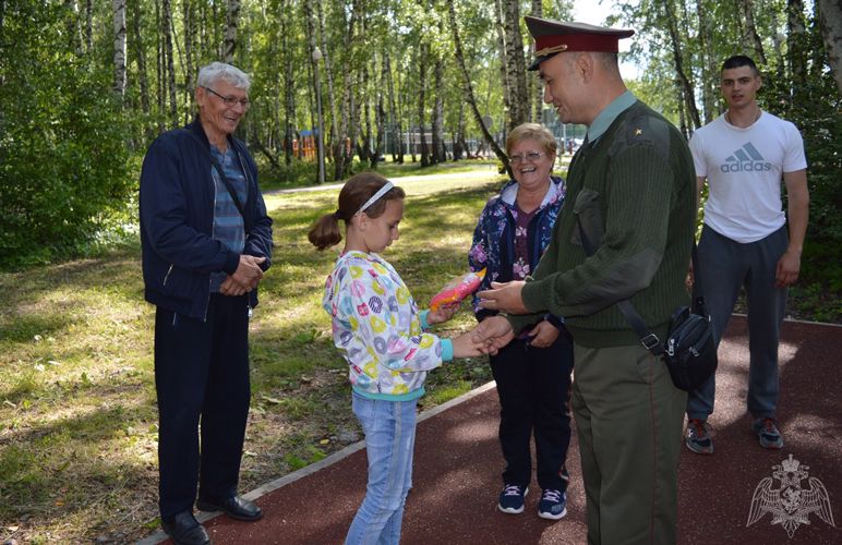 В Тюмени в рамках ведомственной акции росгвардейцы приобщают горожан к спорту.