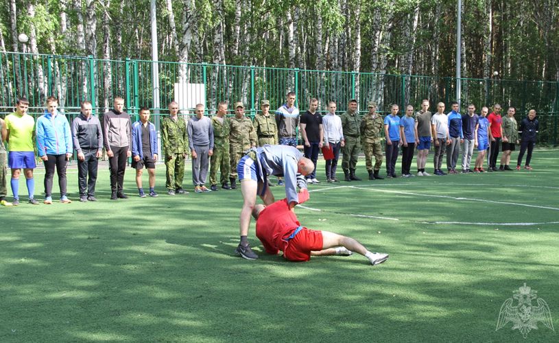 В Тюмени в рамках ведомственной акции росгвардейцы приобщают горожан к спорту.