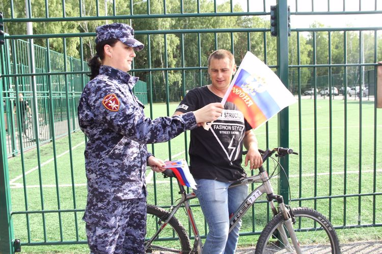 В Тюмени стартовала патриотическая акция "С флагом на сердце". 