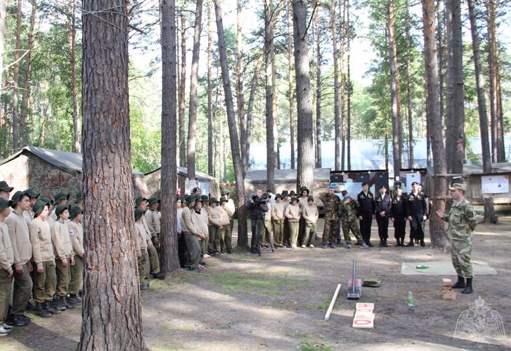 Росгвардейцы напомнили тюменским школьникам правила антитеррористической безопасности.