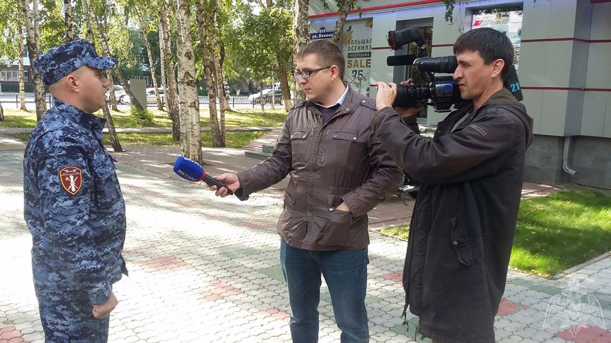 Сотрудники подразделения лицензионно-разрешительной работы Управления Росгвардии по Тюменской области рассказали о своей службе журналистам тюменской телерадиокомпании