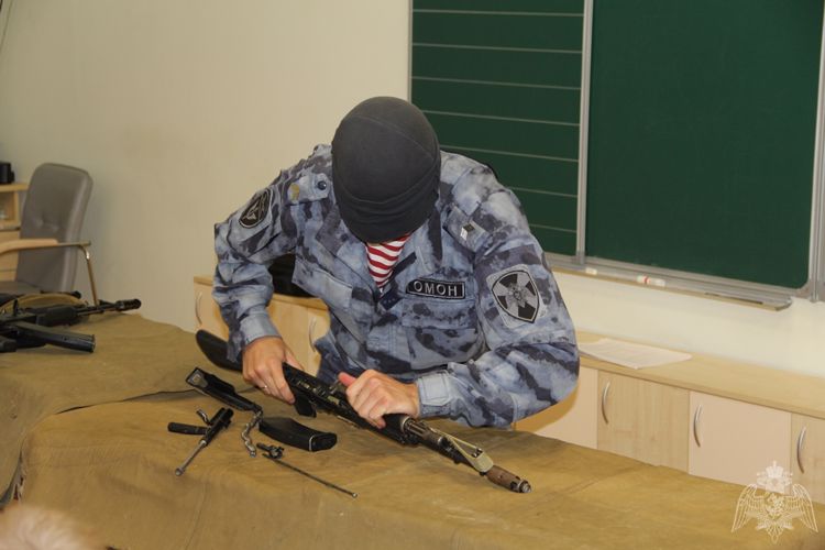 Бойцы Тюменского ОМОН побывали в гостях у кадет и рассказали им о легендарном оружейнике М.Т. Калашникове.