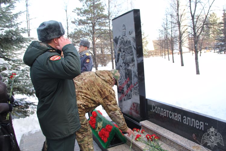 Представители Управления Росгвардии по Тюменской области почтили память воинов, погибших при защите Отечества