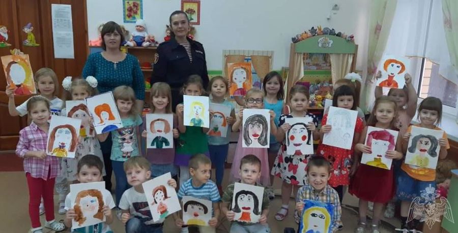 В Тюменской области росгвардейцы поздравили мам с праздником и рассказали детям о своей службе