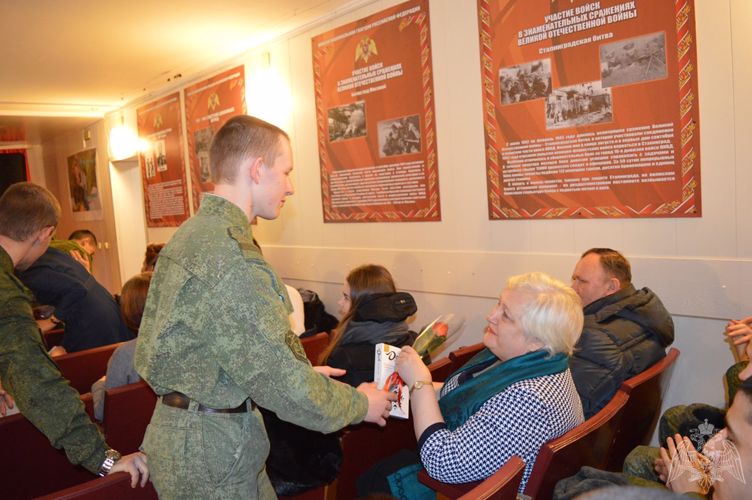 В Тюменской области росгвардейцы поздравили мам с праздником и рассказали детям о своей службе
