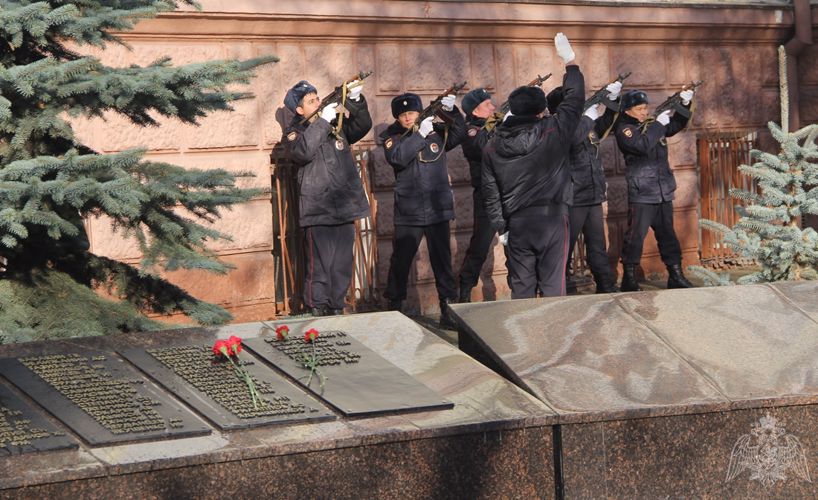 В Тюмени росгвардейцы почтили память сотрудников органов внутренних дел, погибших при выполнении служебного долга.