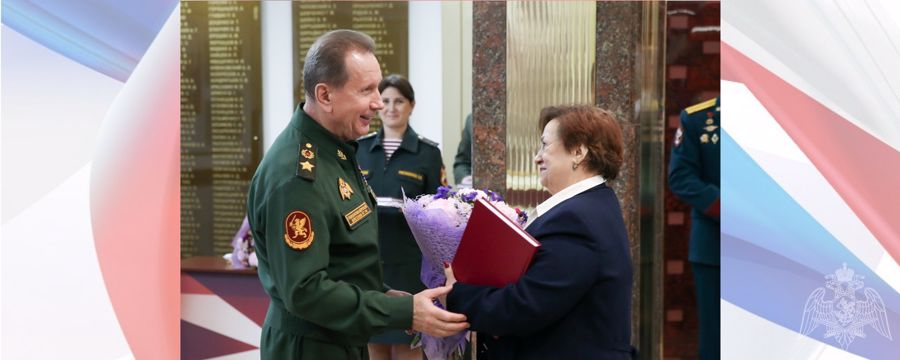 Генерал армии Виктор Золотов вручил книгу «Генерал горячих точек» родственникам генерал-полковника Юрия Шаталина
