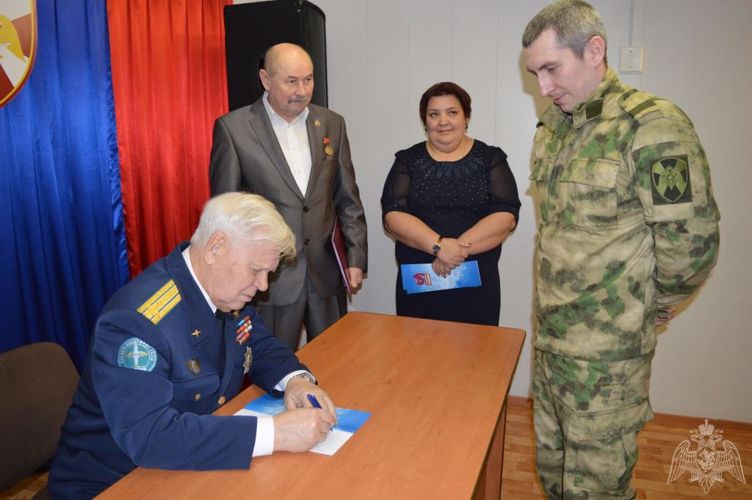 В Тюмени военнослужащие и сотрудники Росгвардии проводят мероприятия, посвященные Дню Героев Отечества