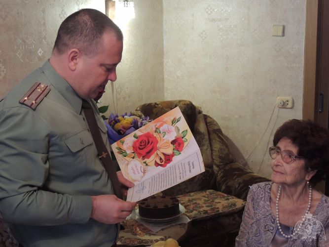В Тюмени представители Росгвардии поздравили ветеранов службы и труда с государственной наградой и 90-летним юбилеем