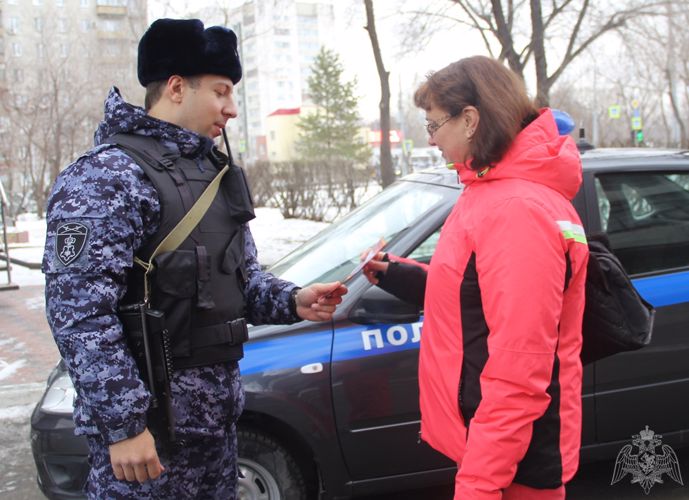 В Тюменской области представители Росгвардии напоминают гражданам о безопасности в новогодние праздники.