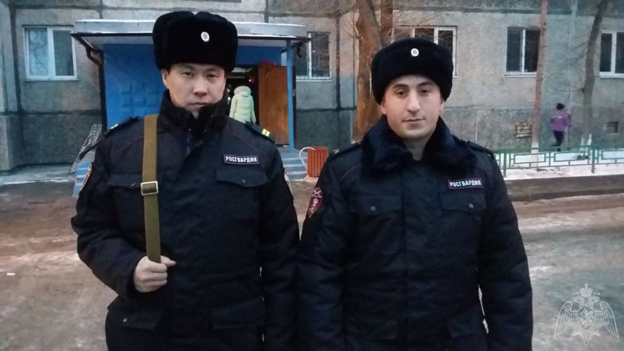 Тюменские росгвардейцы оказали помощь экстренным службам в эвакуации людей во время пожара (видео)