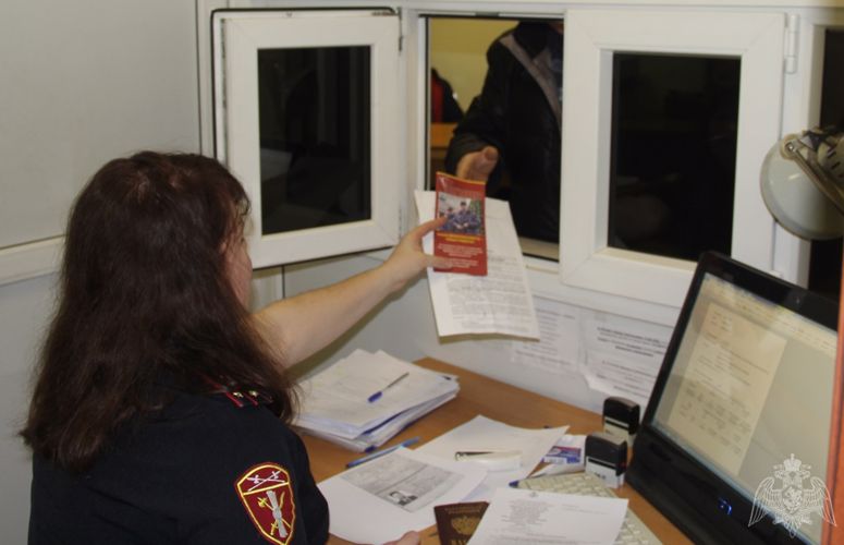 Тюменские росгвардейцы обеспечивают охрану общественного порядка в праздничные выходные и напоминают гражданам о правилах безопасности