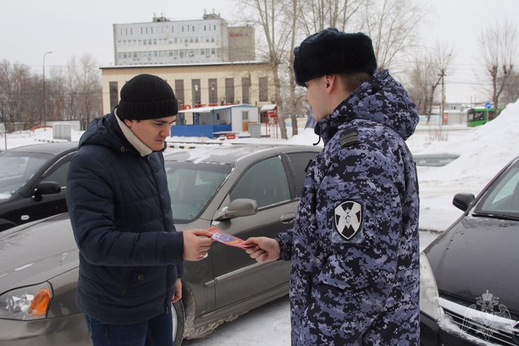 Тюменские росгвардейцы обеспечивают охрану общественного порядка в праздничные выходные и напоминают гражданам о правилах безопасности