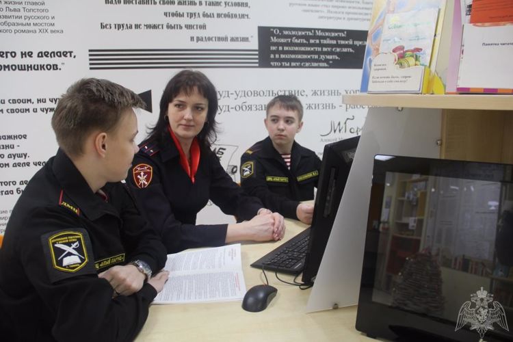 В Тюмени сотрудники Росгвардии встретились с юными журналистами гимназии №16