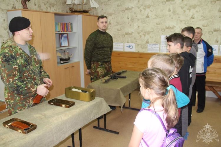 Бойцы тюменского ОМОН организовали экскурсию в ДМЦ «Алый парус» для будущих защитников Отечества 