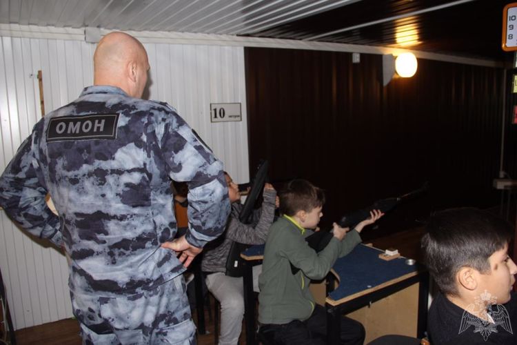 Бойцы тюменского ОМОН организовали экскурсию в ДМЦ «Алый парус» для будущих защитников Отечества 