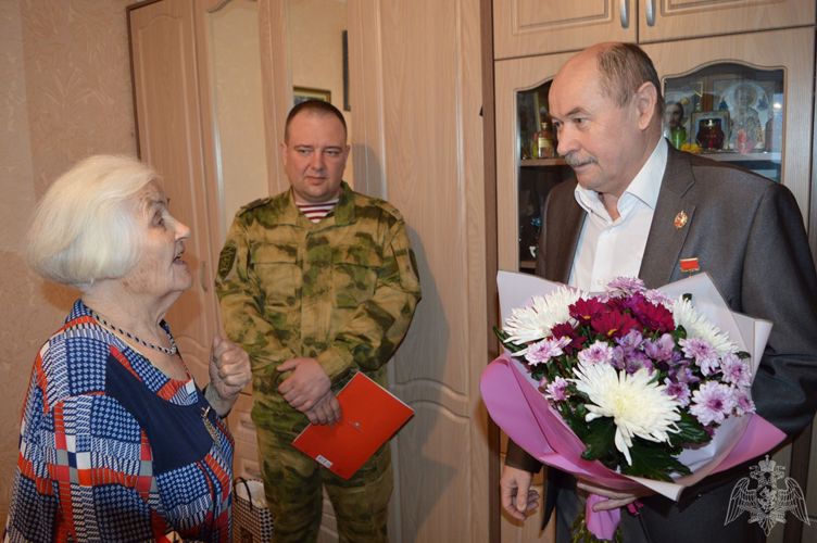 Офицеры Росгвардии поздравили ветерана Великой Отечественной  войны с 90-летним юбилеем  