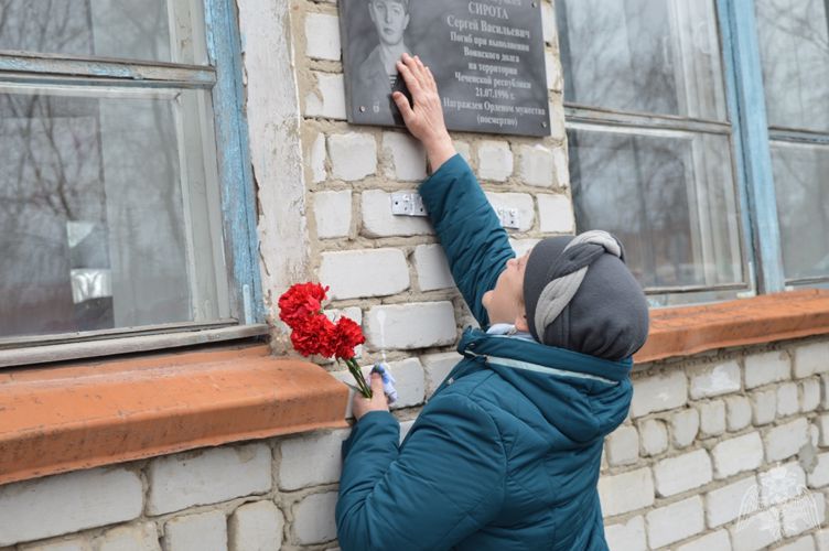 Памятная доска в честь павшего героя войск правопорядка открыта в Тюменской области