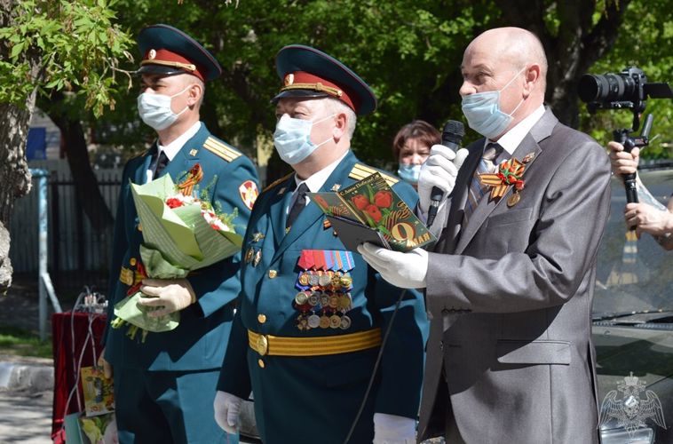 Парад у дома ветеранов провели в Тюменской области представители Росгвардии (видео)