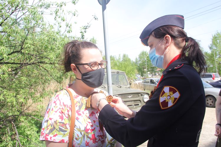 Парад у дома ветеранов провели в Тюменской области представители Росгвардии (видео)