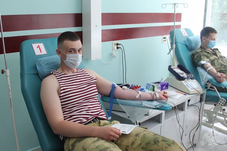 В Тюмени кинологи Росгвардии поздравили с профессиональным праздником медицинских работников и пополнили банк крови 