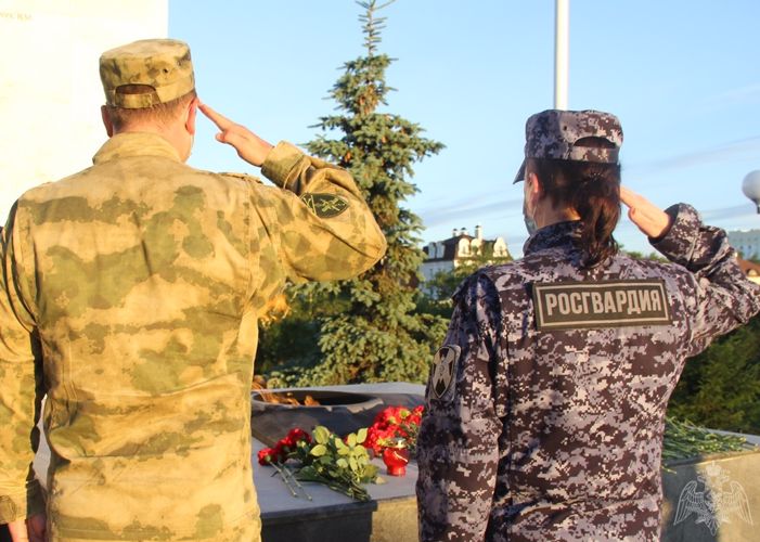День памяти и скорби тюменские росгвардейцы встретили на рассвете и зажгли свечи у Вечного огня
