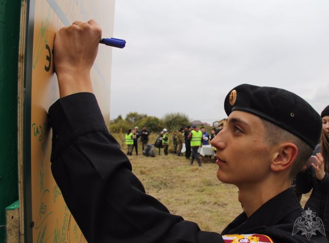 В Тюмени начальник территориального управления, офицеры и кадеты Росгвардии приняли участие в международной акции «Сад памяти – сад жизни»