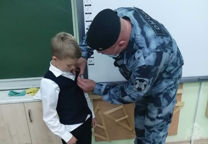 Офицер ОМОН Росгвардии вручил значки Федерации бокса России спортсменам подшефного детско-юношеского центра