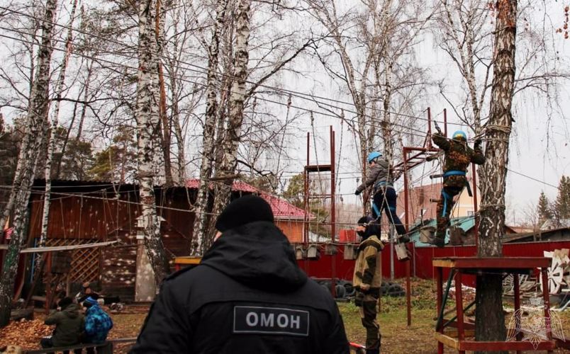Бойцы тюменского ОМОН приняли участие в проведении учебно-тренировочных занятий для школьников