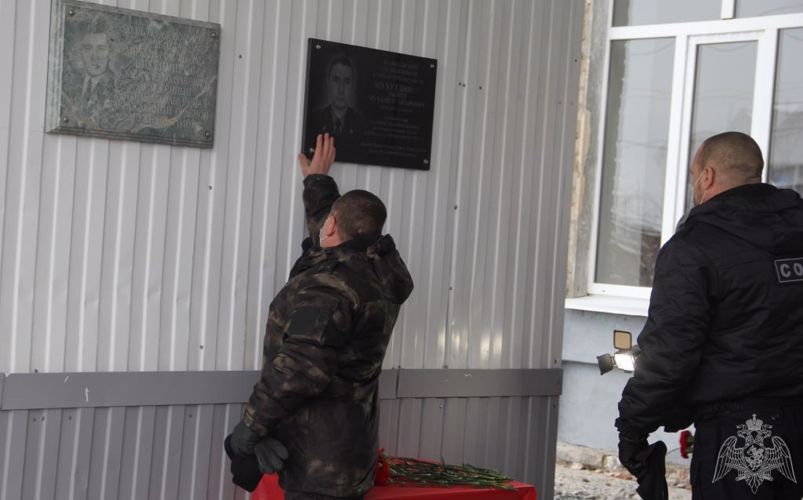 В Тюмени представители Росгвардии почтили память Героя России Тимура Мухутдинова (видео)