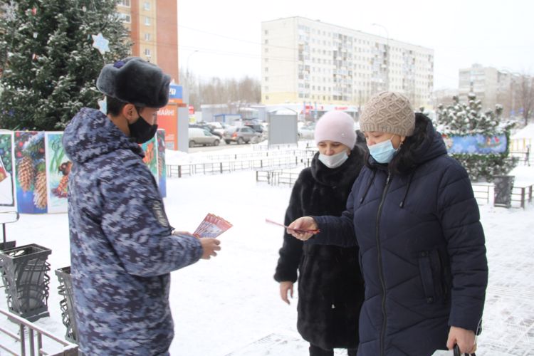 В Тюмени Росгвардия в рамках всероссийской ведомственной акции напоминает гражданам о мерах безопасности в новогодние праздники
