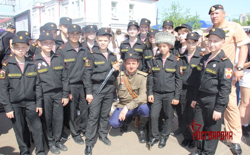 Начальник тюменского областного управления Росгвардии и кадеты ведомства приняли участие в патриотической акции