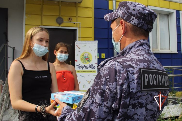 В Тюмени росгвардейцы помогли подготовиться к новому учебному году детям с ограниченными возможностями здоровья
