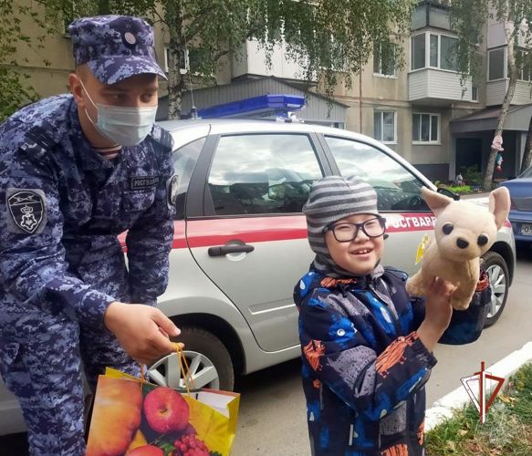 В Тюмени представители Росгвардии вручили подарки семьям, воспитывающим детей с ограниченными возможностями здоровья