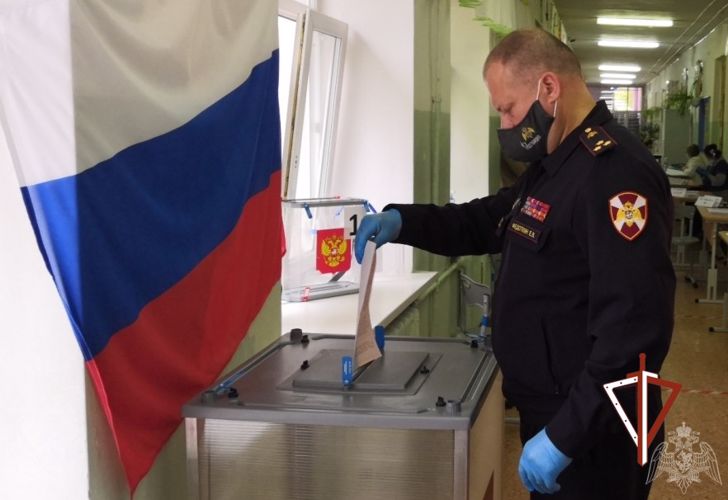 В Тюменской области военнослужащие и сотрудники Росгвардии принимают участие в Едином дне голосования