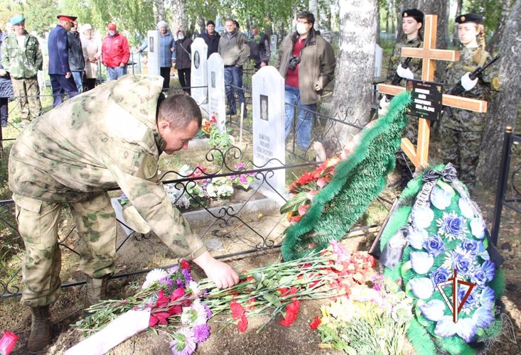 В Тюменской области представители Росгвардии приняли участие в захоронении останков красноармейца 