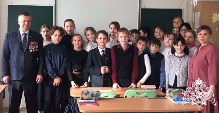 Ветераны тюменского СОБР рассказали школьникам о подвиге сослуживца Героя России Тимура Мухутдинова