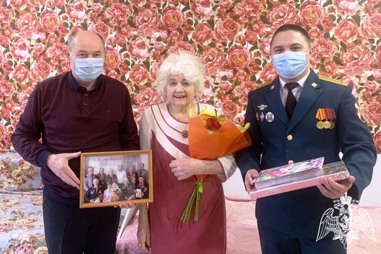 Офицеры Росгвардии в Тюмени поздравили с 95-летием ветерана войны