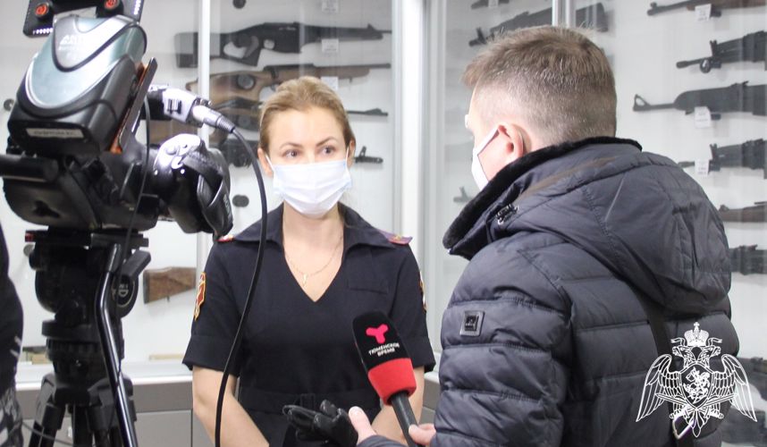Росгвардейцы познакомили тюменских журналистов с процедурой проверки владельцев оружия (видео)