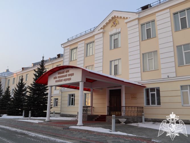 Командующий поздравил сотрудников подразделений государственного контроля и лицензионно-разрешительной работы округа с профессиональным праздником.