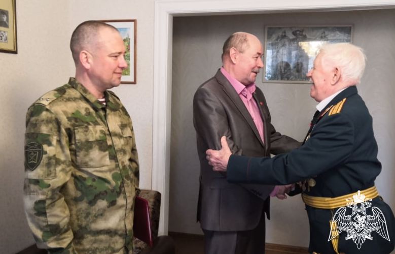 Росгвардейцы в Тюмени навестили ветеранов войск правопорядка