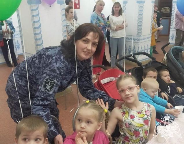 Росгвардия поздравила с праздником детей с ограниченными возможностями здоровья в Тюмени