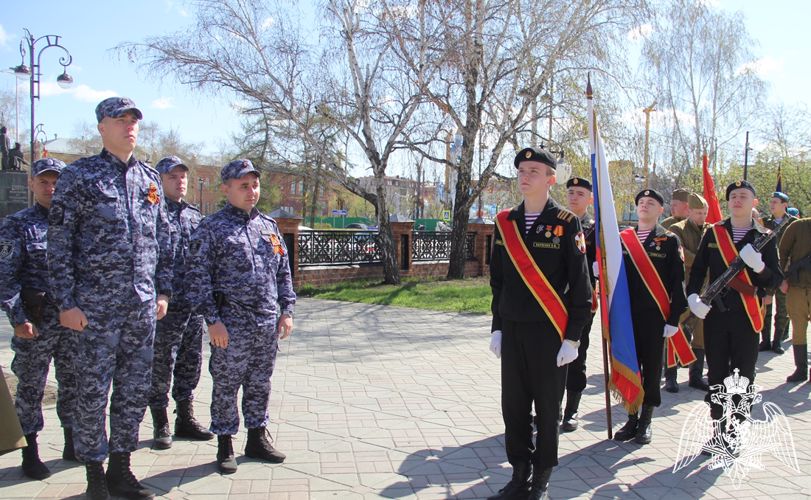 Начальник теруправления, сотрудники и кадеты Росгвардии в Тюмени приняли участие в автопробеге, посвященном Дню Победы (видео)