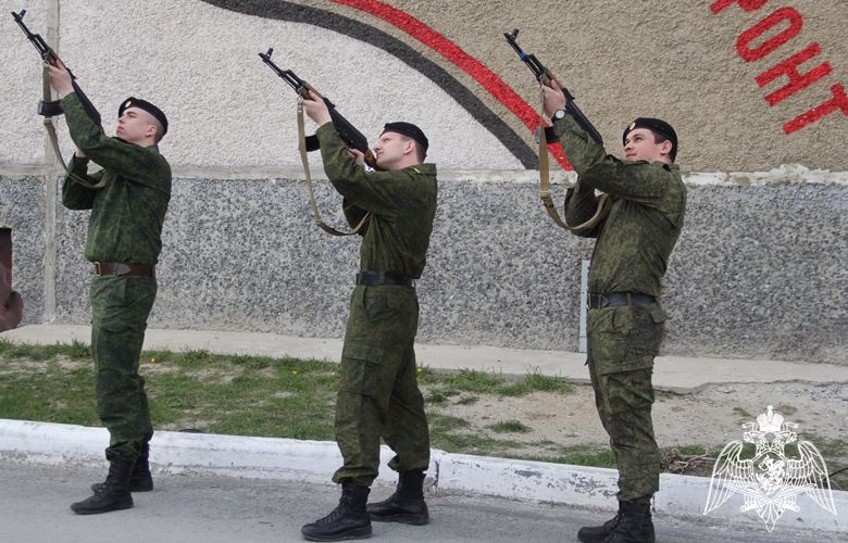 Начальник теруправления, сотрудники и кадеты Росгвардии в Тюмени приняли участие в автопробеге, посвященном Дню Победы (видео)