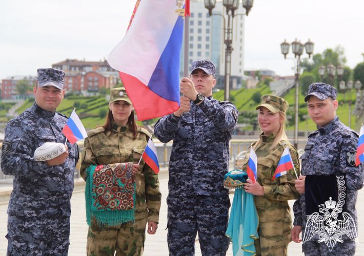 Росгвардейцы в Тюмени присоединились к ведомственному проекту, посвященному Дню России (видео)