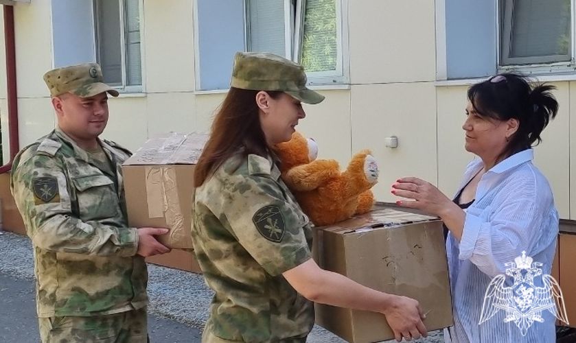 В День семьи любви и верности росгвардейцы сделали подарок тюменским малообеспеченным семьям