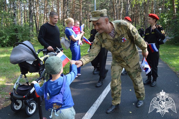 Патриотическая акция «С флагом на сердце» проходит в Тюменской области