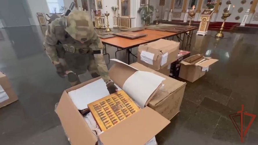 В Херсоне росгвардейцы изъяли у националиста и передали священнослужителям более ста старинных икон.