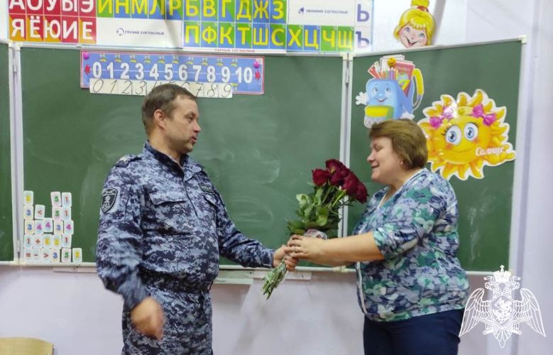 Начальник территориального управления и росгвардейцы поздравили педагогов Тюменской области с профессиональным праздником